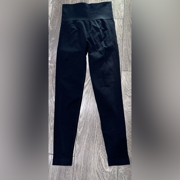 🖤 🖤Butt-Lifting Black Leggings 🖤 🖤 - Picture 4 of 4